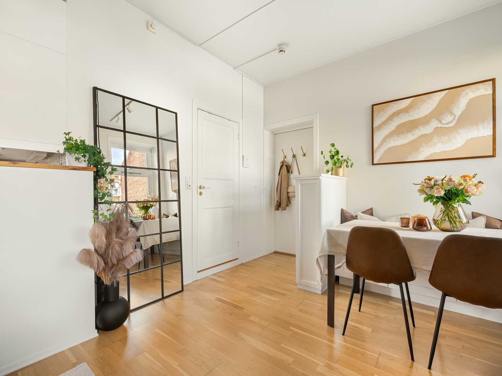 Planløsningen er skikkelig bra og smart utnyttet. Her ser vi entré, spiseplass og døren inn til baderommet. Galleribilde