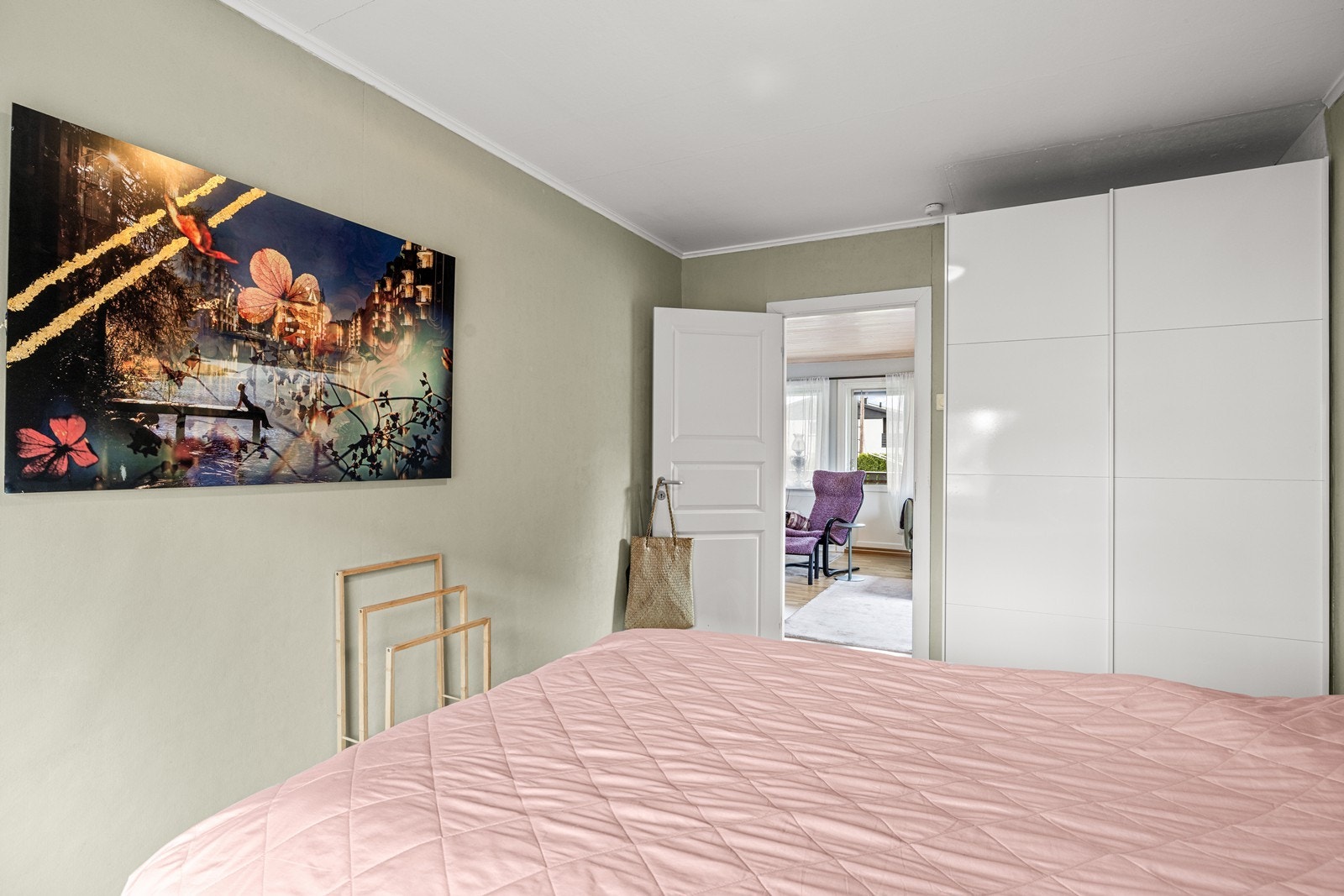 Det er god plass til garderobeløsning på hovedsoverommet. Galleribilde