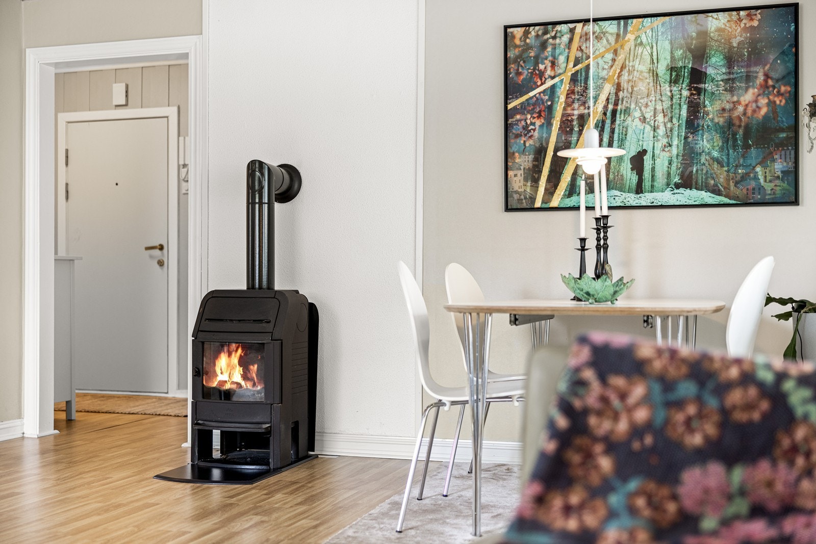 En vedovn tilknyttet mursteinspipe gir både hygge og en alternativ oppvarmingskilde. Galleribilde