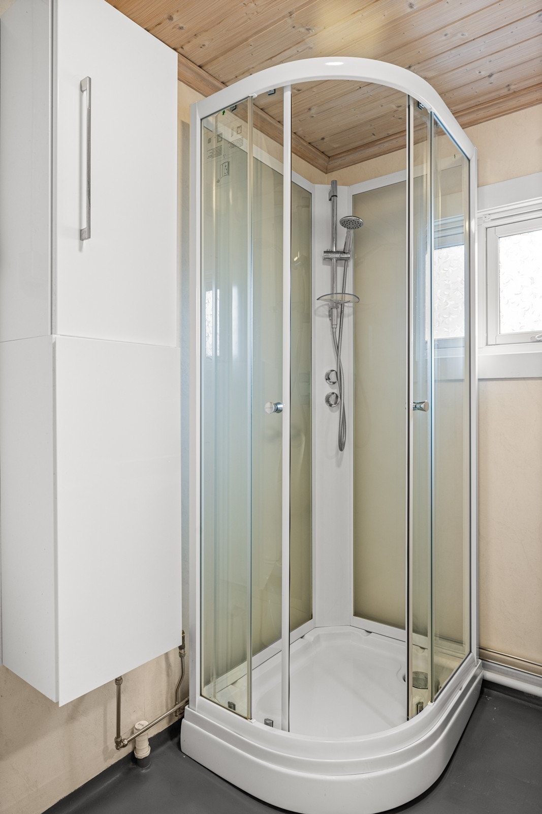 Badet har vinylbelegg på gulv og våtromstapet på veggene. Ventilasjon via elektrisk vifte. Galleribilde