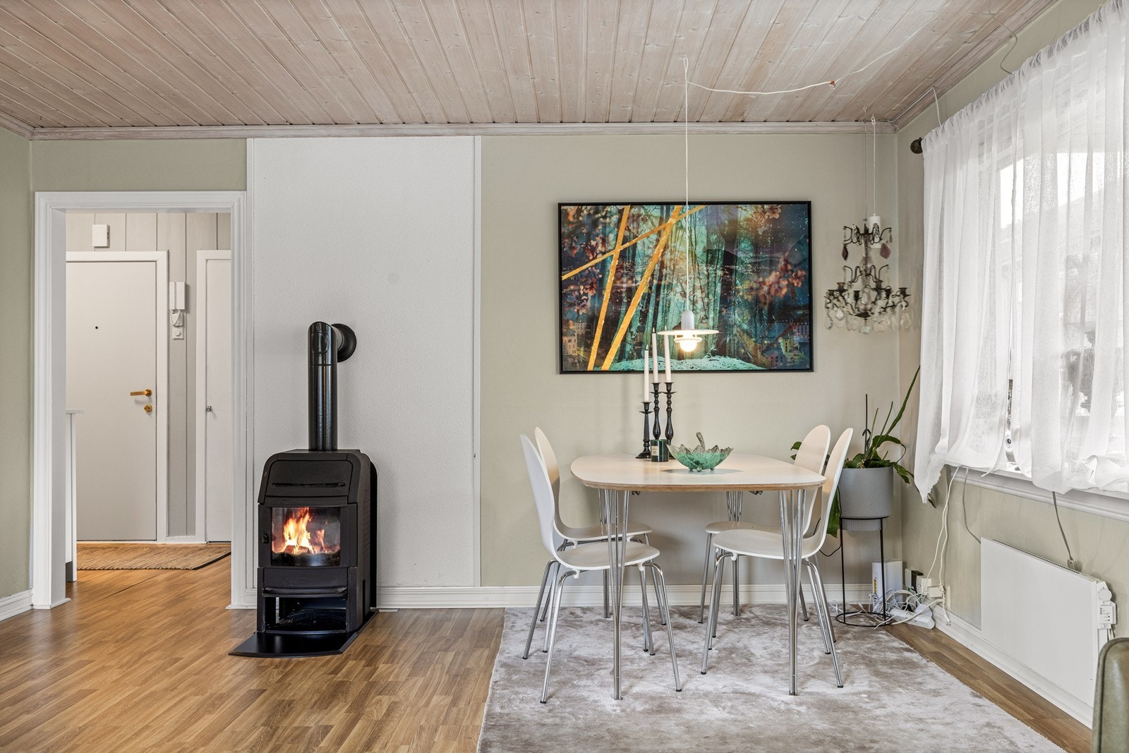 Spiseplassen er naturlig plassert i tilknytning til stuen. Galleribilde