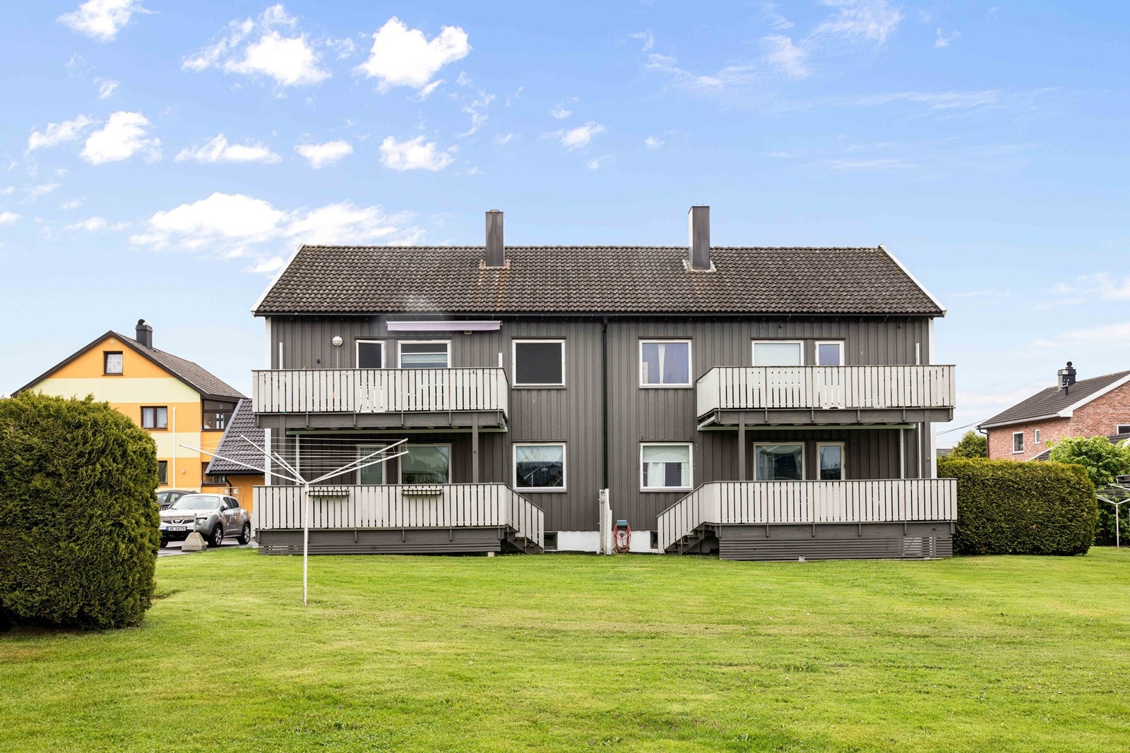 Bygget fra 1957 har stående bordkledning og tak tekket med betongtakstein. Galleribilde