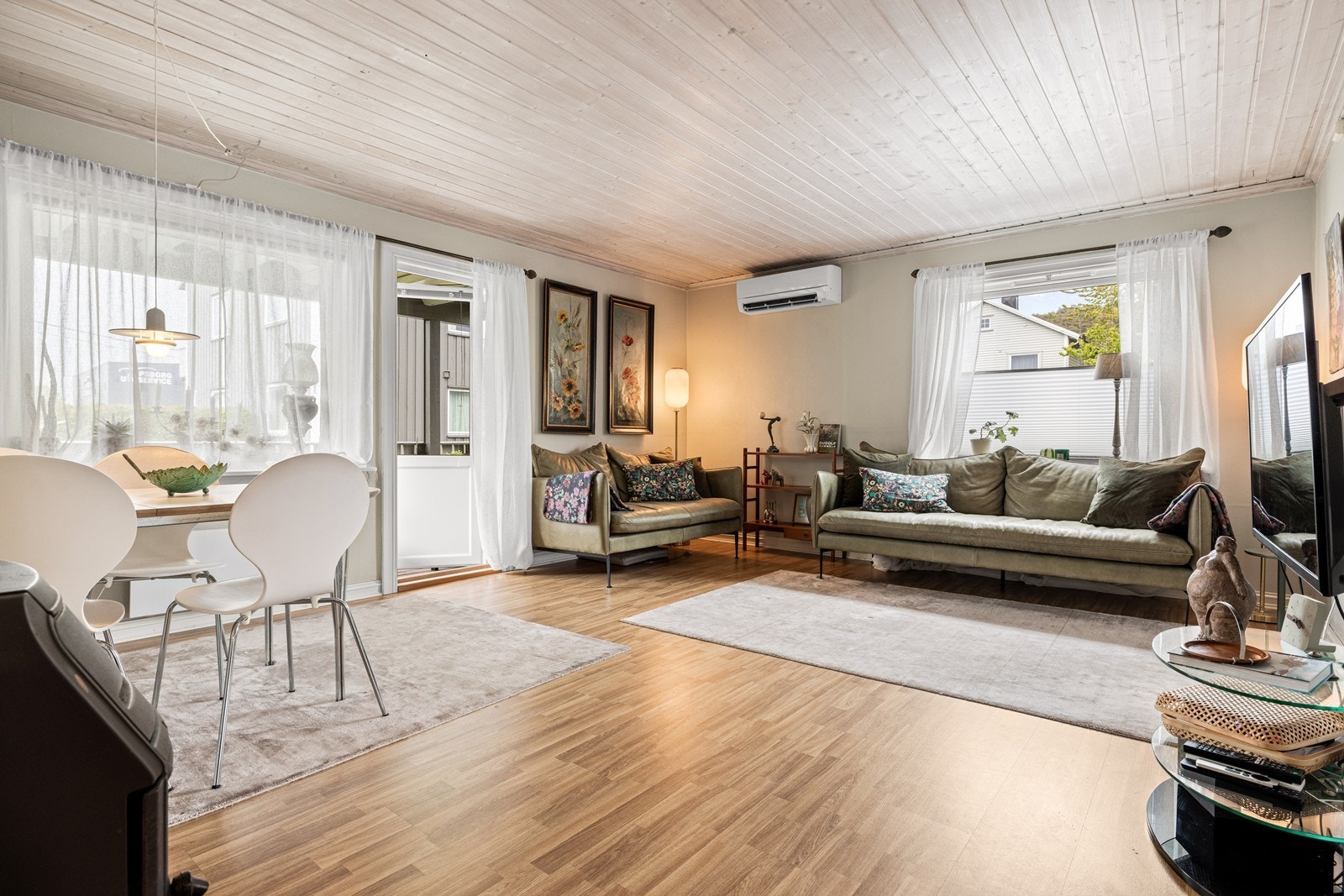 Stuen er lys med vinduer på to sider og har god plass til både sofa- og spisegruppe. Galleribilde