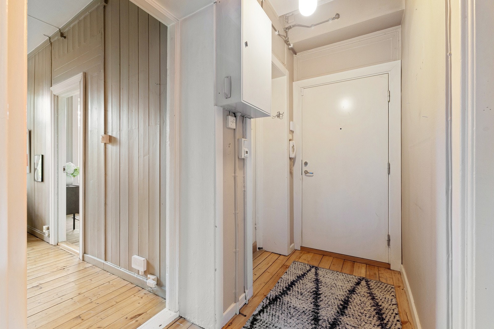 Velkommen inn. Entréen er lys med plass til kommode eller sittebenk. Entrédør fra 2019, mens vinduer er fra 2006. Galleribilde
