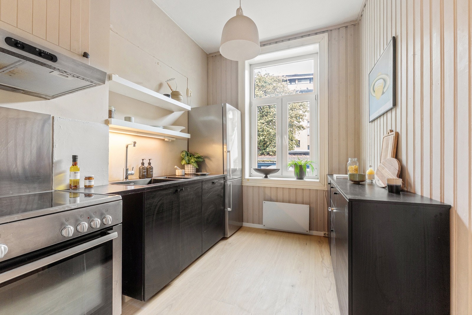 Kjøkken med ukjent alder og leverandør. Kjøkkenet har laminert benkeplate med dobbel oppvaskkum. (Blandebatteri er demontert). Galleribilde