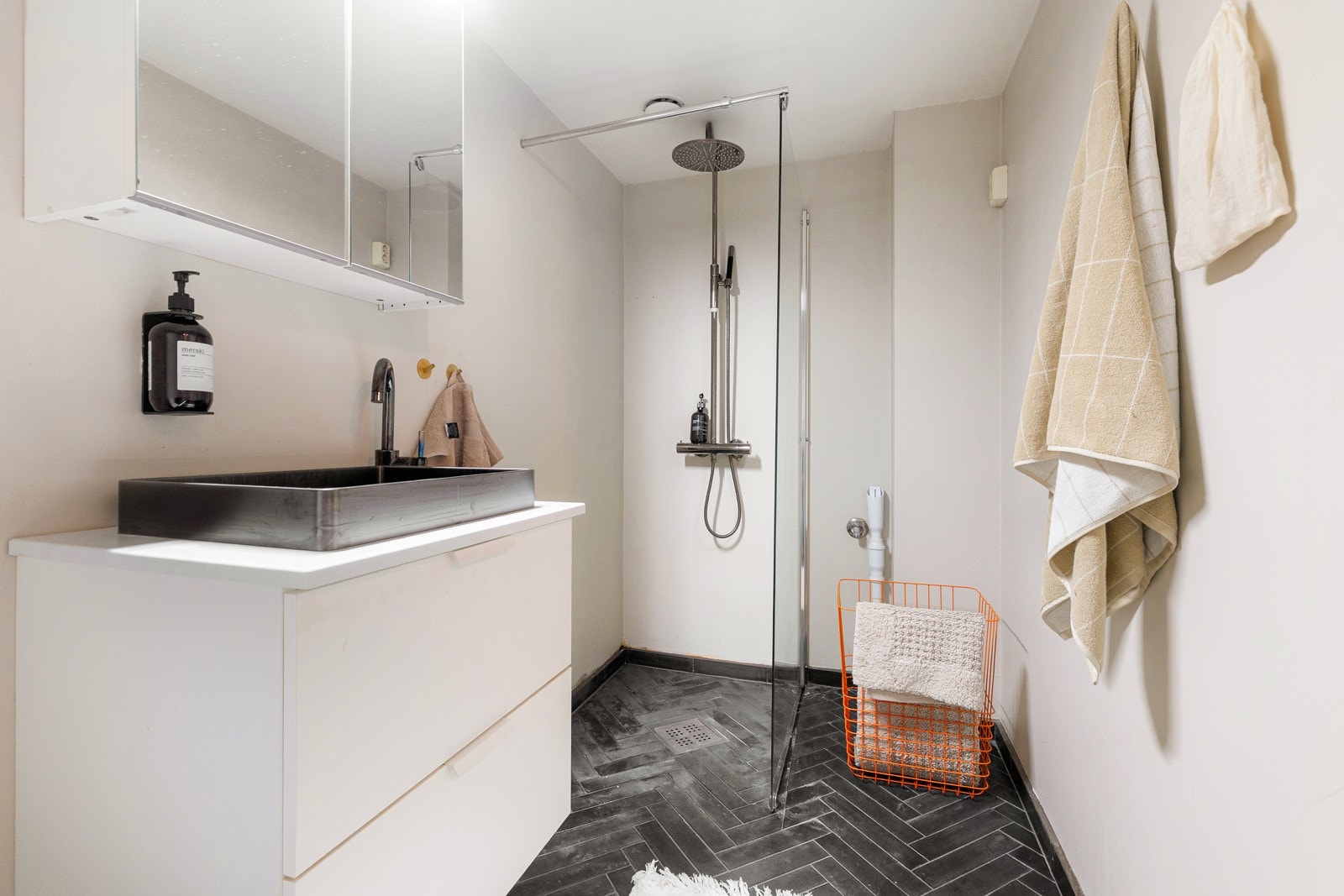 Opplegg for vaskemaskin og badet har behov for totalrenovering Galleribilde