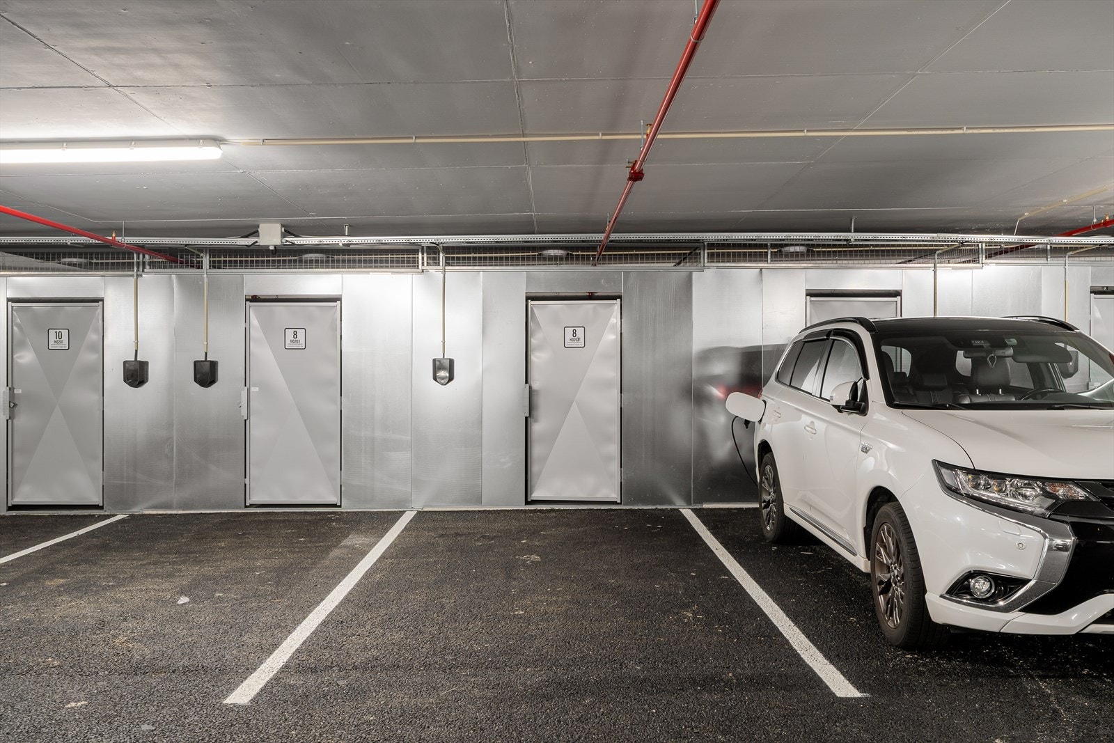 En fast parkeringsplass og bod i lukket garasjeanlegg. Tilrettelagt og muligheter for elbil-lader Galleribilde