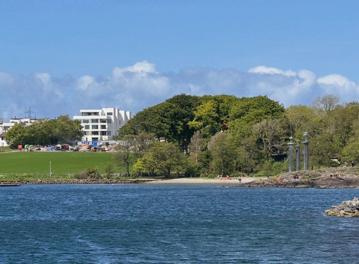 Her bor man i umiddelbar nærhet til bl.a. flotte turområder, badestrand ved Møllebukta, UIS, det nye sykehuset og Thon Senter Madla Galleribilde
