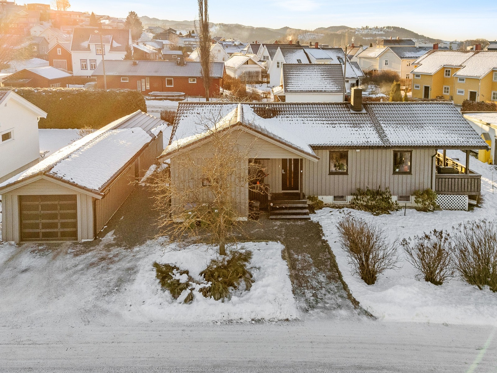 Oppgradert enebolig med sentral beliggenhet på Ankholm. 3 soverom. Garasje. Romslig og flat hage. Flere uteplasser. Galleribilde