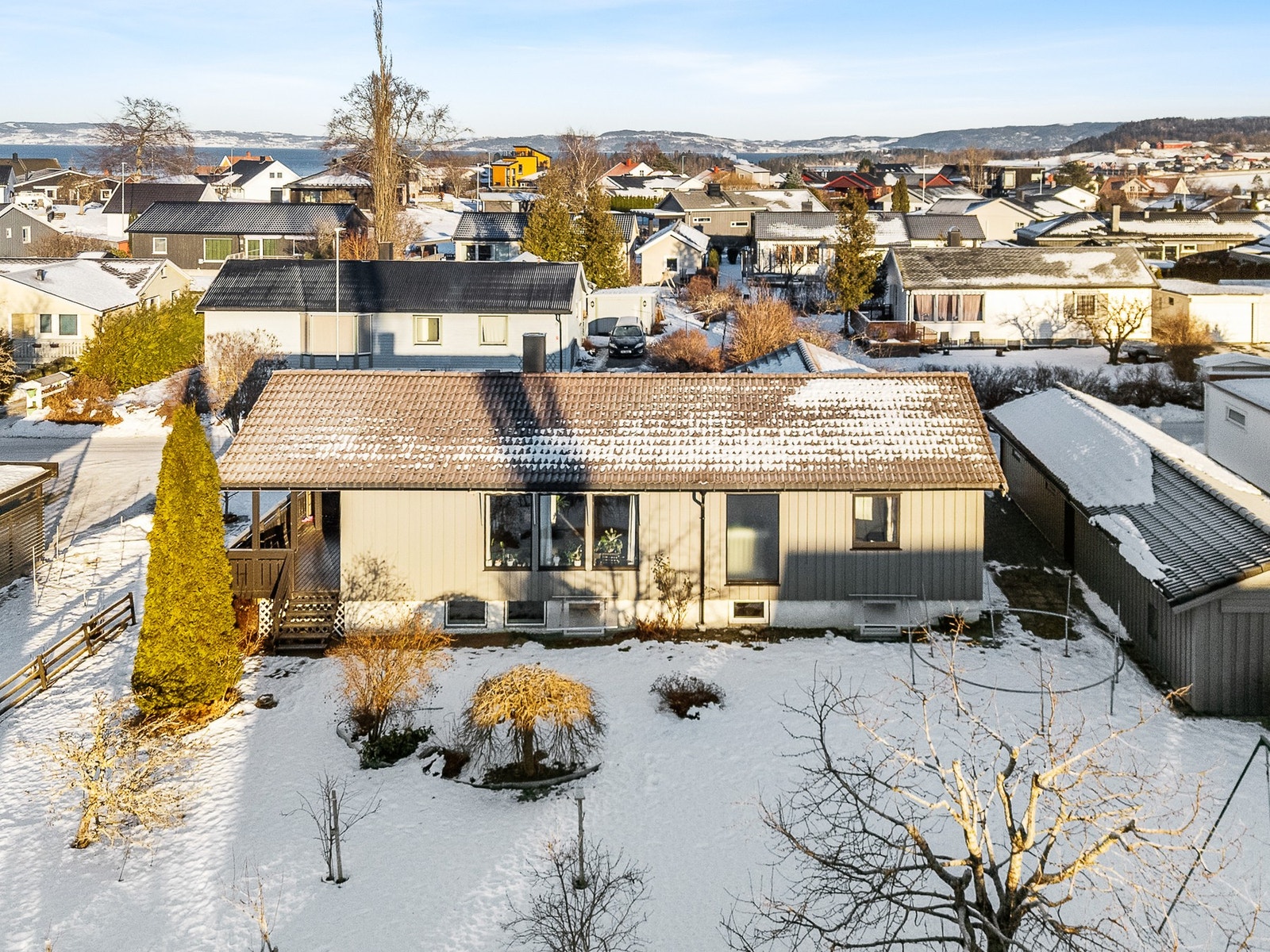Boligen har flat og pent opparbeidet tom. Galleribilde