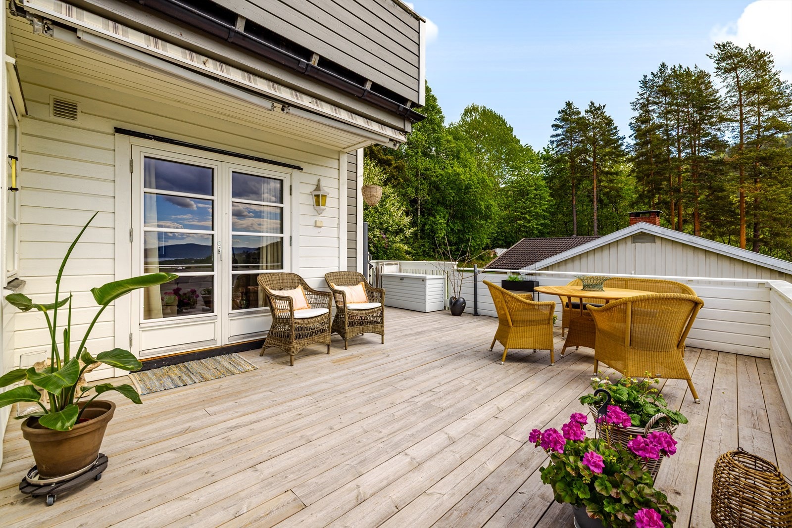 Stor og luftig veranda Galleribilde