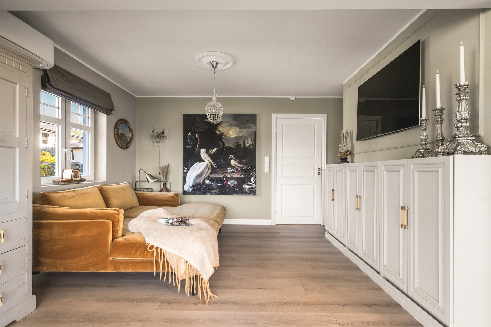 Det er plass til en stor sofagruppe med mediemøblement Galleribilde