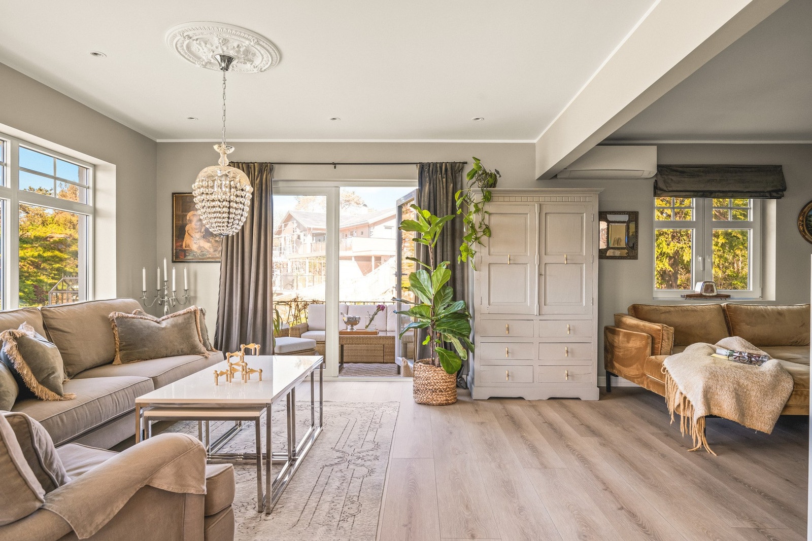 Fra stuen har du tilgang til et terrassedekke på 31 kvm Galleribilde
