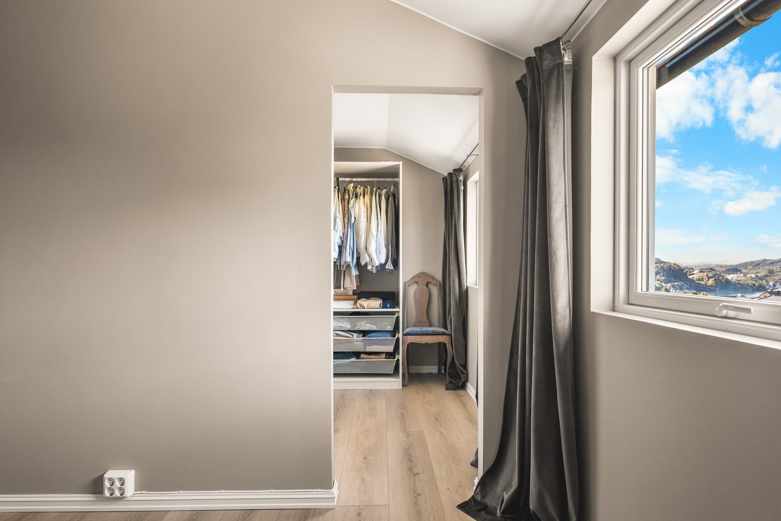 Du har tilgang til en praktisk walk-in garderobe på 6 kvm Galleribilde