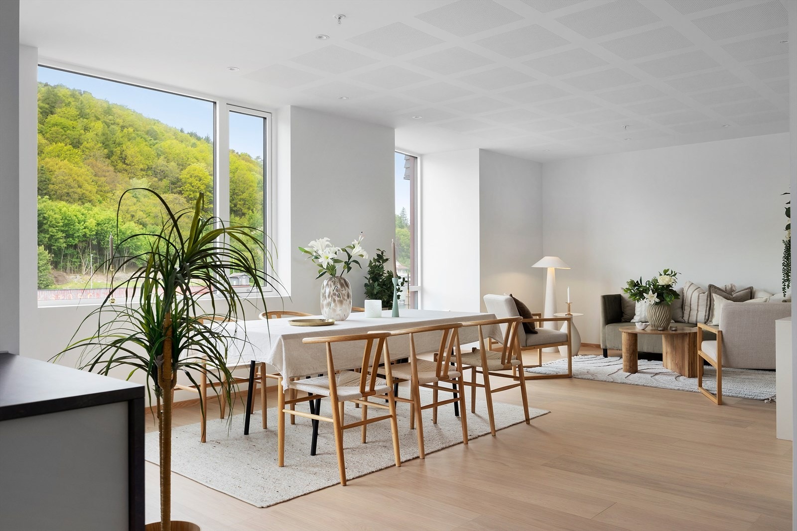 Store vindusflater gir leiligheten rikelig med lys. Galleribilde