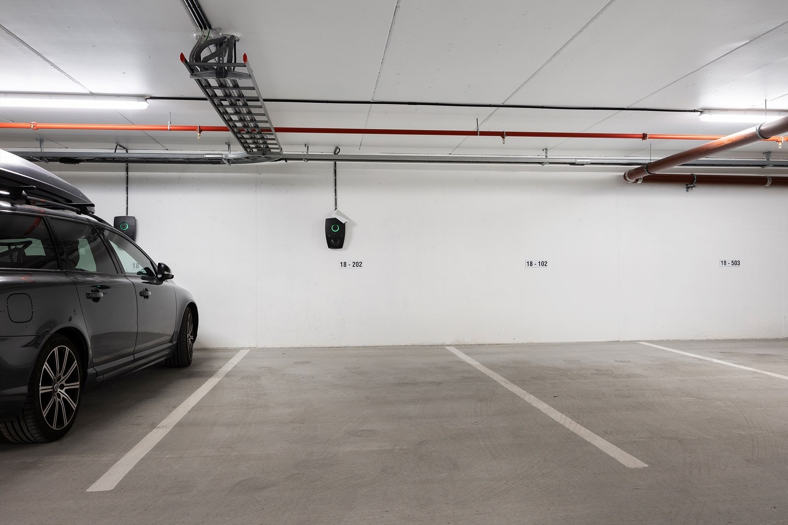 Det medfølger egen parkeringsplass i felles garasjeanlegg i underetasjen. Galleribilde