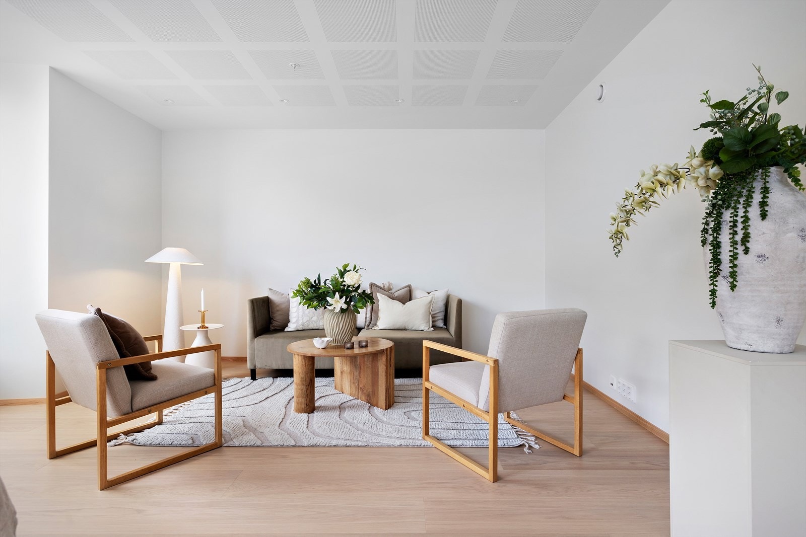 Stuen er enkel å møblere med en romslig sittegruppe. Galleribilde
