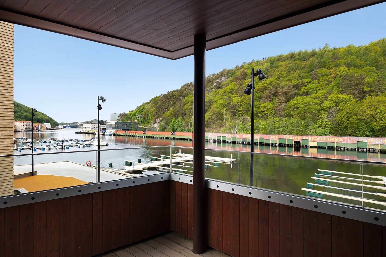 Her kan du nyte nærheten til sjøen og båtlivet. Galleribilde