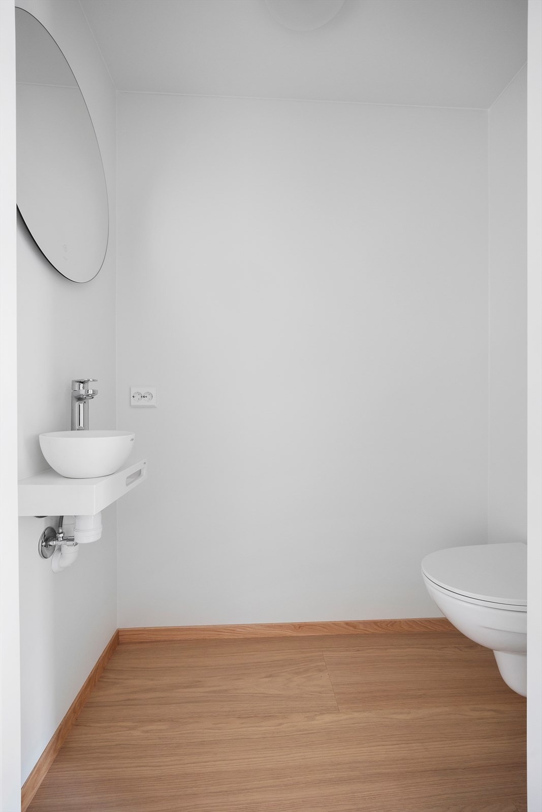 I tillegg til badet har leiligheten et praktisk, separat toalettrom. Galleribilde