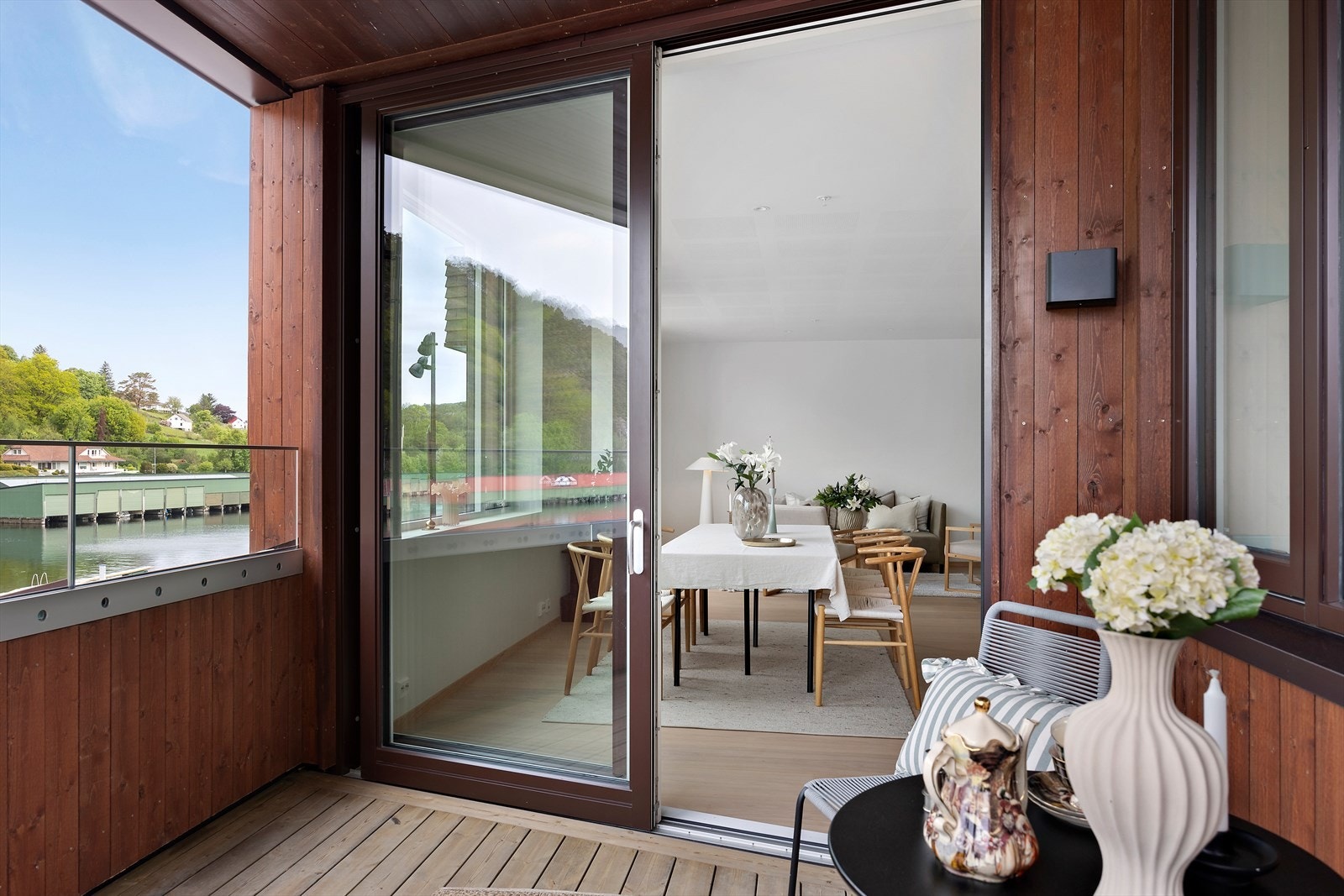 Fra stuen er det utgang til en romslig terrasse, hvor du bor i umiddelbar nærhet til sjøen. Galleribilde