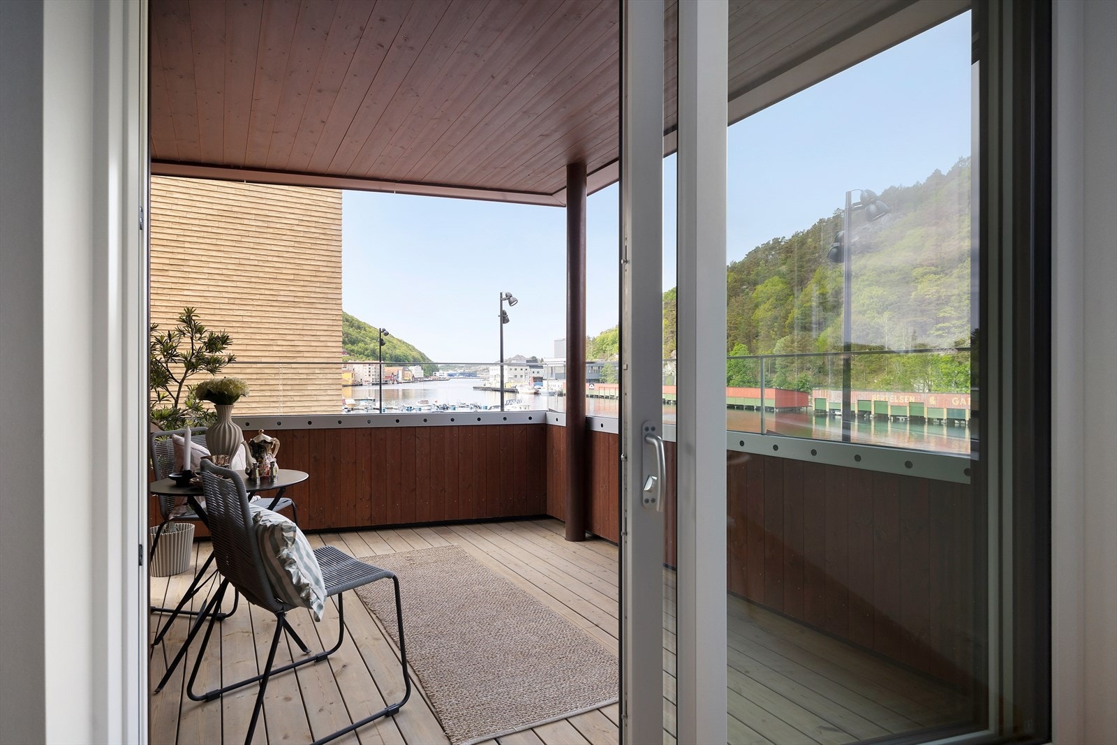 Terrassen er en fin forlengelse av stuen, med god plass til utemøbler. Galleribilde