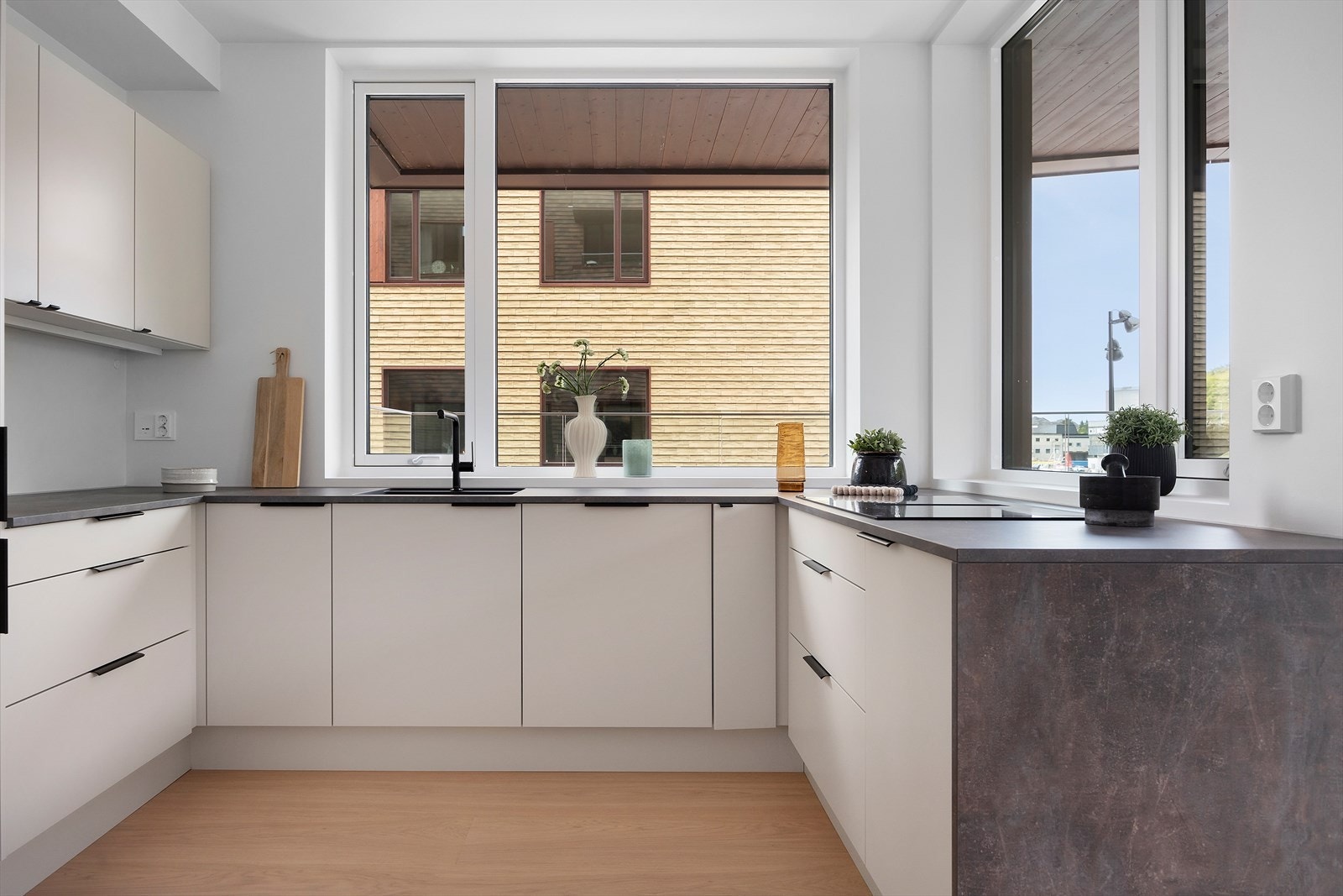 Dette er en nyoppført leilighet med gjennomgående god standard og moderne materialvalg. Galleribilde