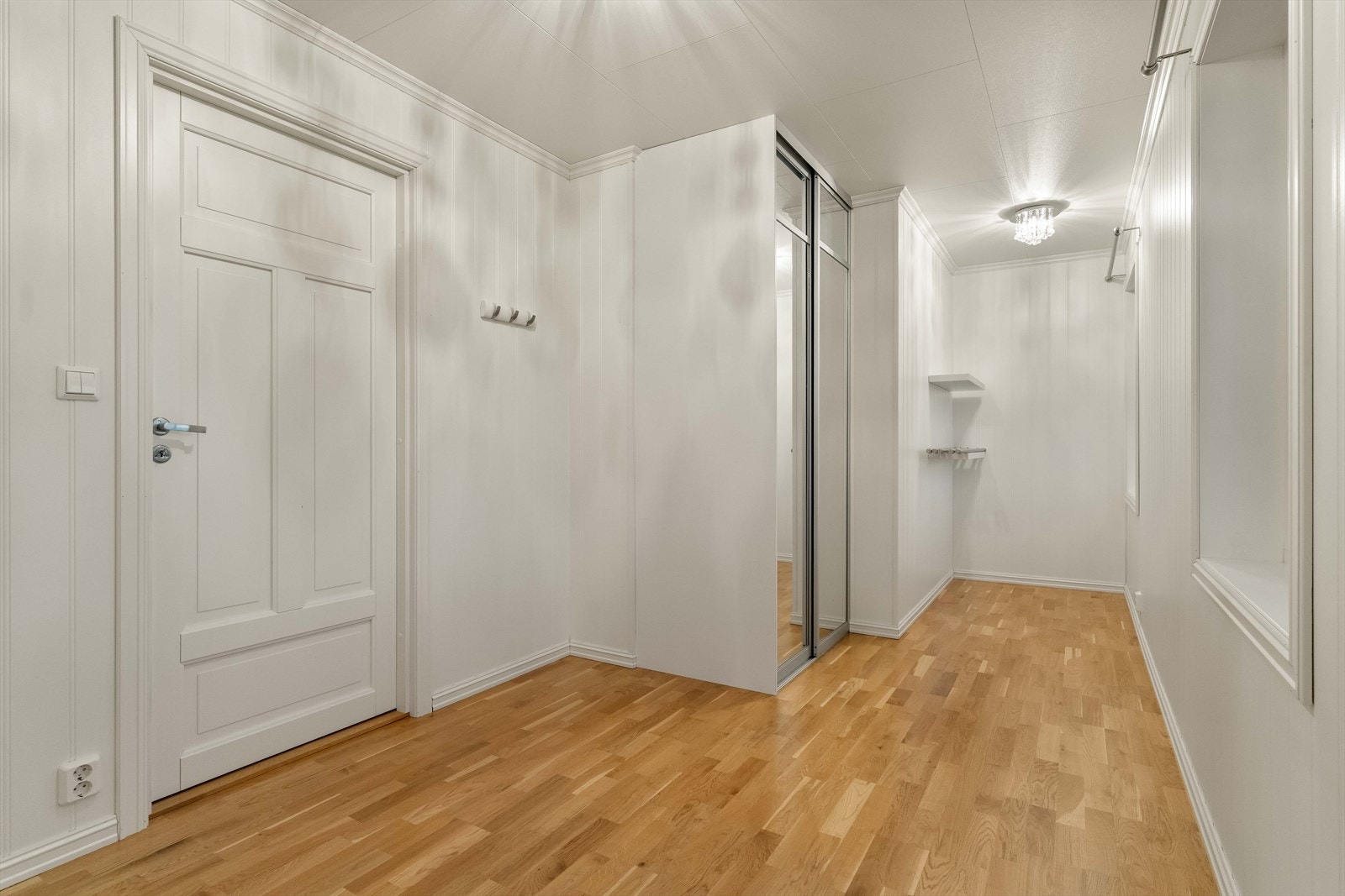 Her finnes gode muligheter for barnerom, ungdomsrom, gjesterom eller kontor! Den nøytrale stilen og gode planløsningen gjør det enkelt å møblere etter familiens ønsker og livssituasjon. Galleribilde