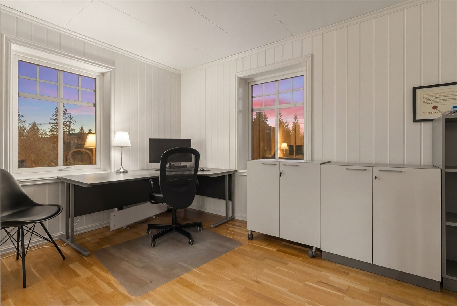 Ett av rommene benyttes i dag som hjemmekontor. (Bildet er stylet med KI). Galleribilde