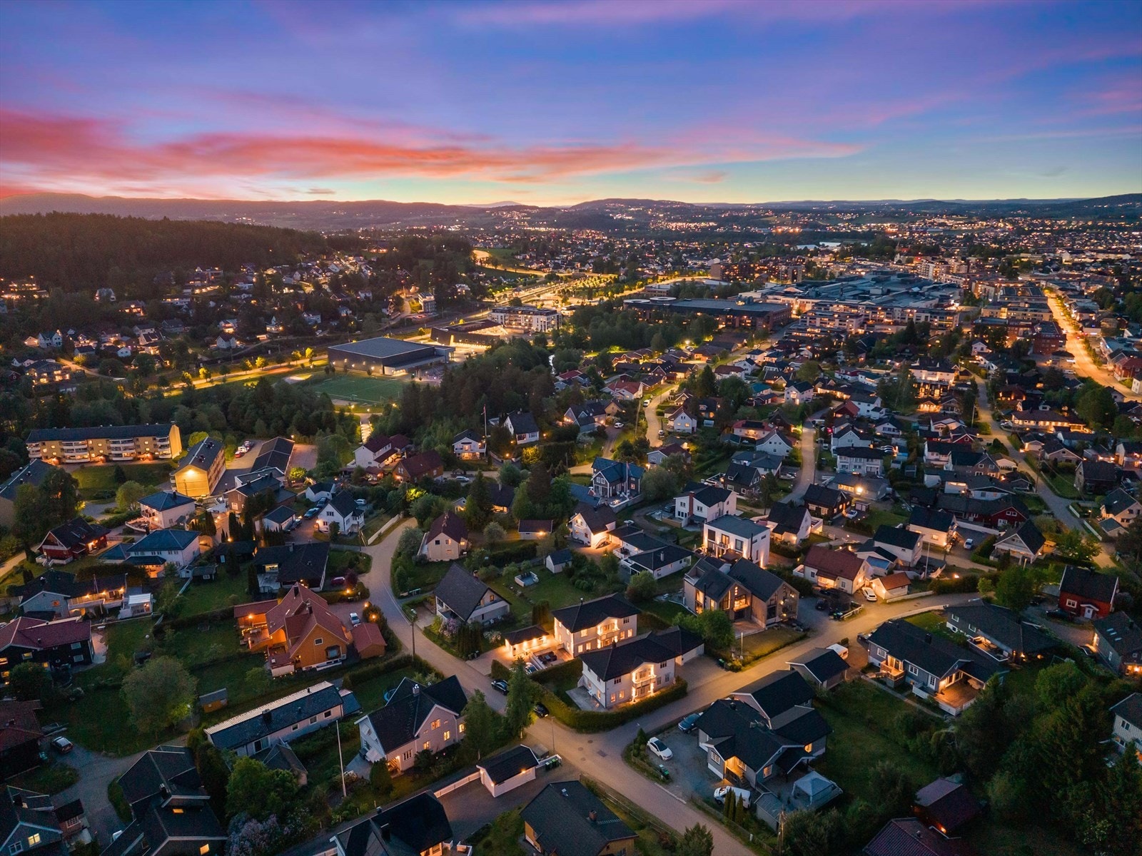 Fra eiendommen er det gangavstand til både Sagdalen barneskole og Bråtejordet ungdomsskole. Det er også kort vei til Strømmen, Skedsmo og Lillestrøm Videregående skole. Galleribilde