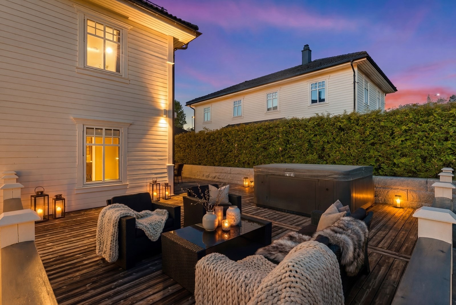 Terrassen måler hele 73 m². Her ute er det god plass til flere sittegrupper, samt grill (Bildet er stylet med KI). Galleribilde
