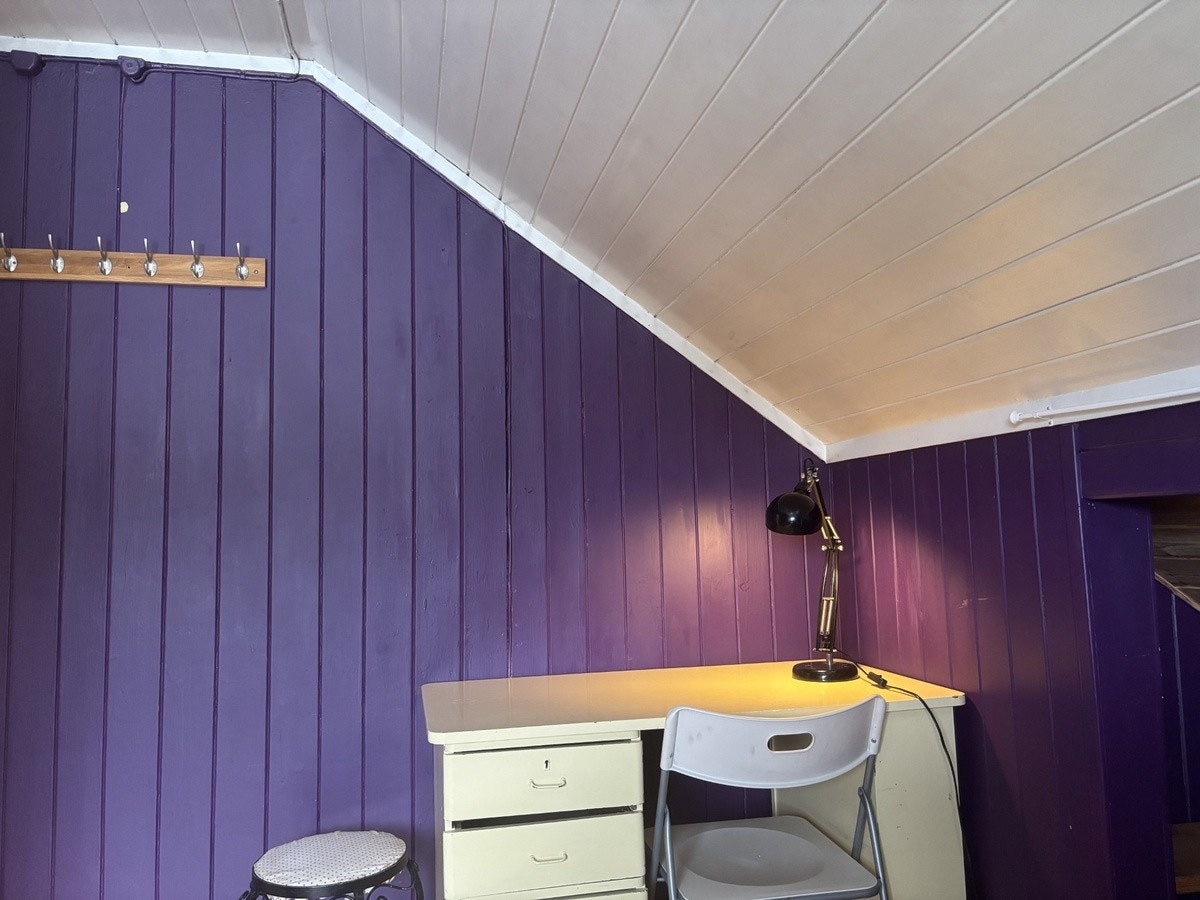 lilla rom oppe Galleribilde