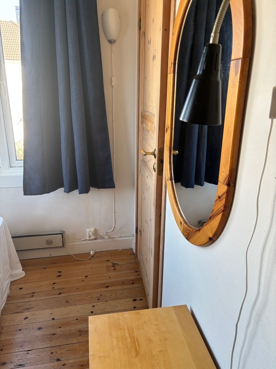 Hvitt rom nede Galleribilde