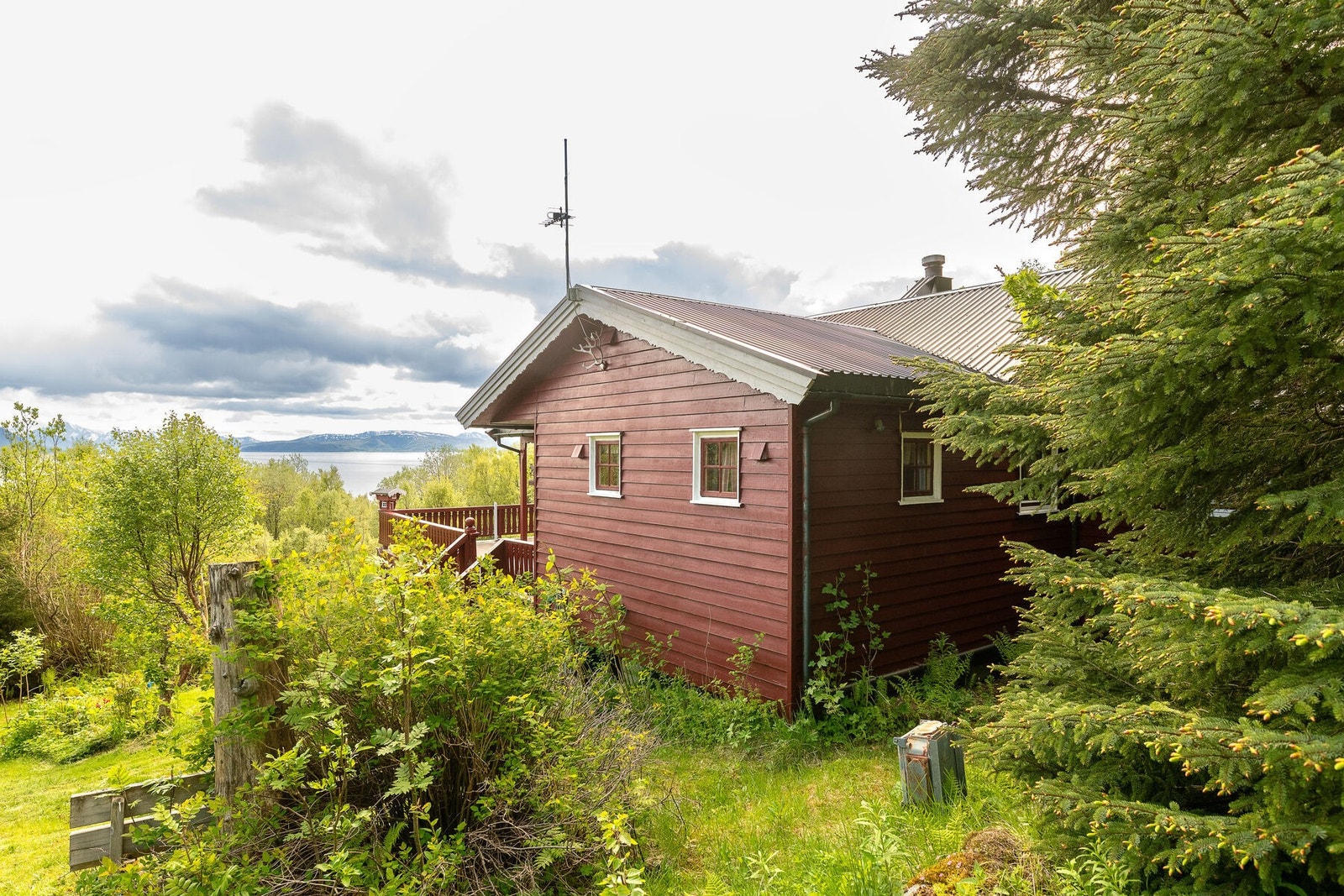 Fasade og uteområde. Eiendommen har adkomst fra offentlig vei, med parkering på tomta. Galleribilde