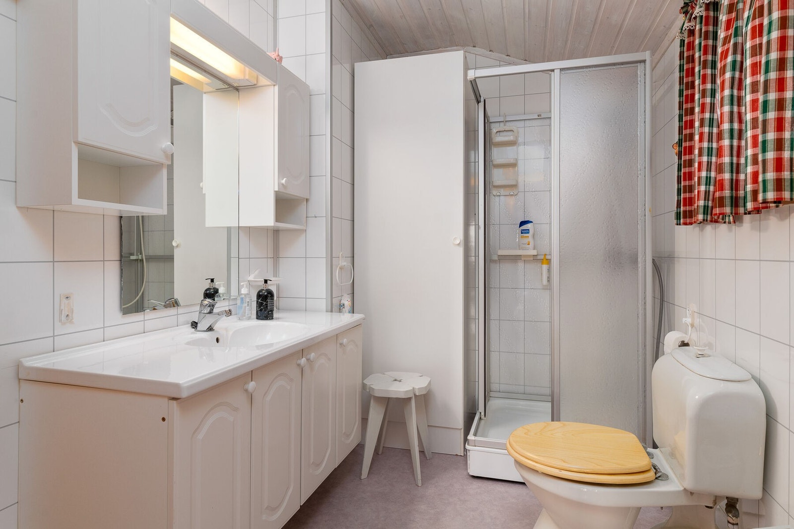 Badet har også adkomst fra kjøkkenet. Bad fra byggeår, med servant, toalett og dusj. Galleribilde