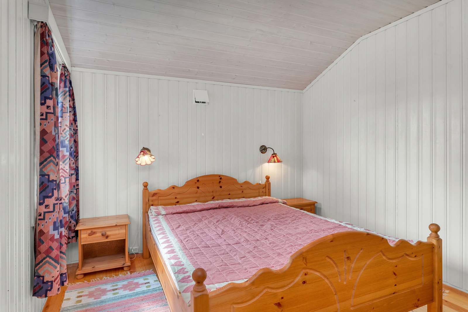 Soverom med adkomst via baderom. Galleribilde