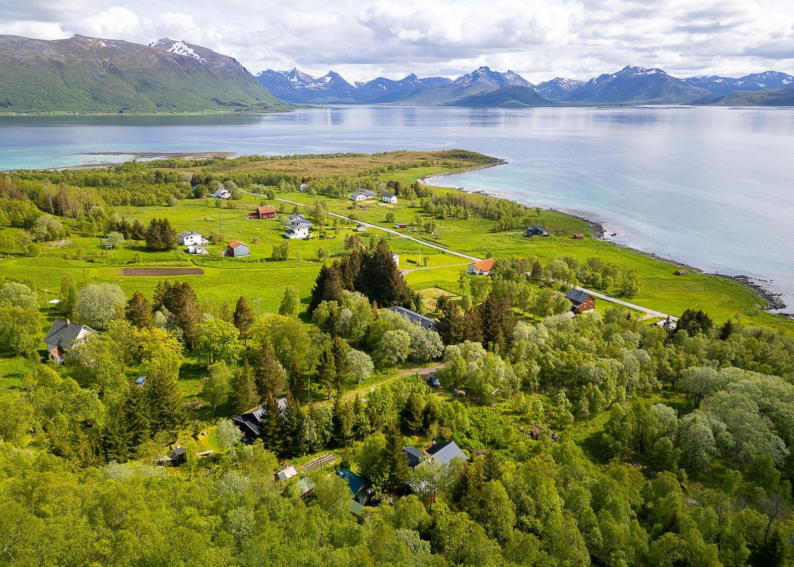 Her får du en innholdsrik hytteeiendom i fredelige og landlige omgivelser, ca. 25 km fra Risøyhamn, 70 km fra Andenes og 75 km fra Sortland. Galleribilde