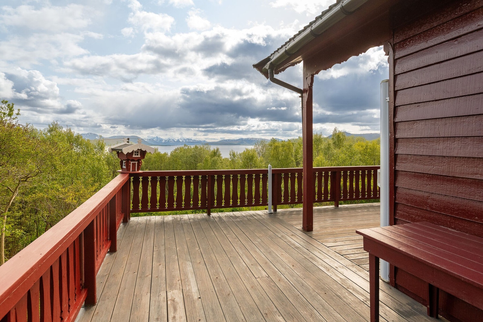 På eiendommen er det også anneks med soveplass, garasje for ATV, snekkerbod/uthus og fine uteområder med hage, jordbæråker og terrasser. Galleribilde