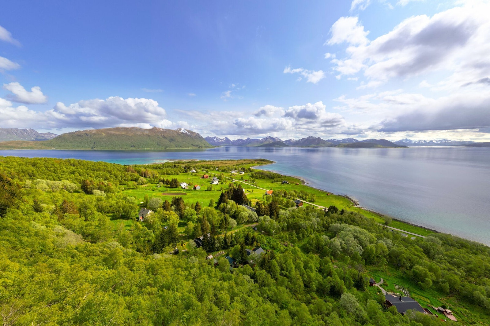 Nærområdet byr på flotte turmuligheter året rundt, enten du foretrekker skog, fjell eller sjø. Turstien til Gavltinden starter like ved Kirka. Galleribilde