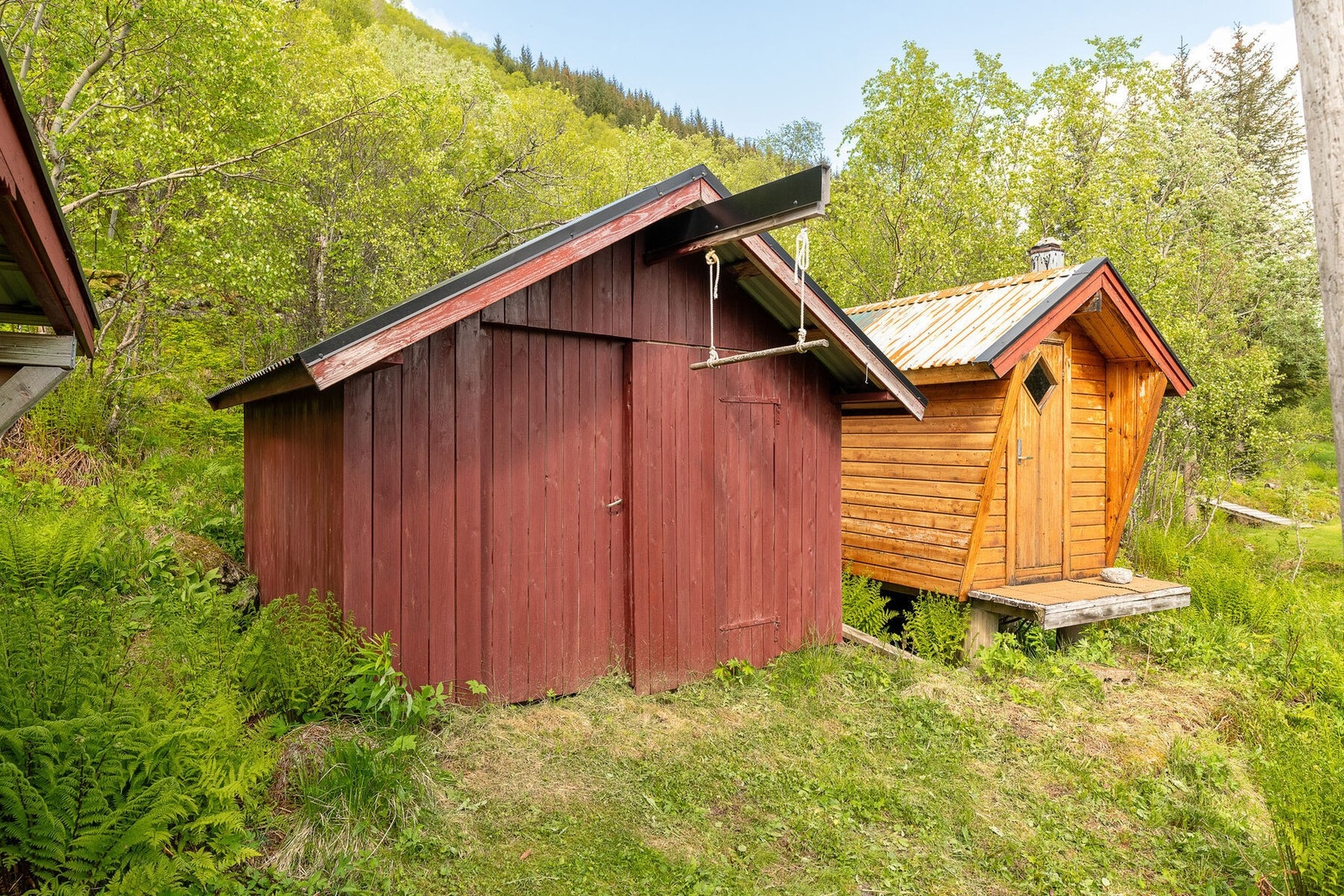 Garasje for ATV til venstre, og utebod (tidligere badstue) til høyre. Galleribilde