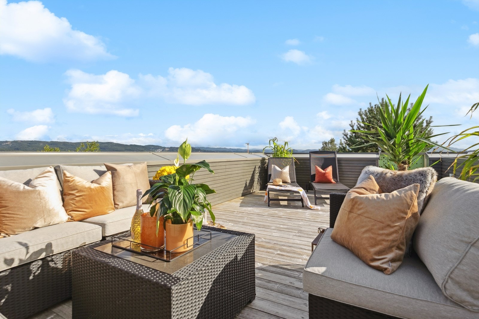 På den nedfelte takterrassen sitter du usjenert fra omgivelsene. På solsengen kan du ligge skjermet, og nyte 360 grader med synet av kun sol og himmel. Galleribilde