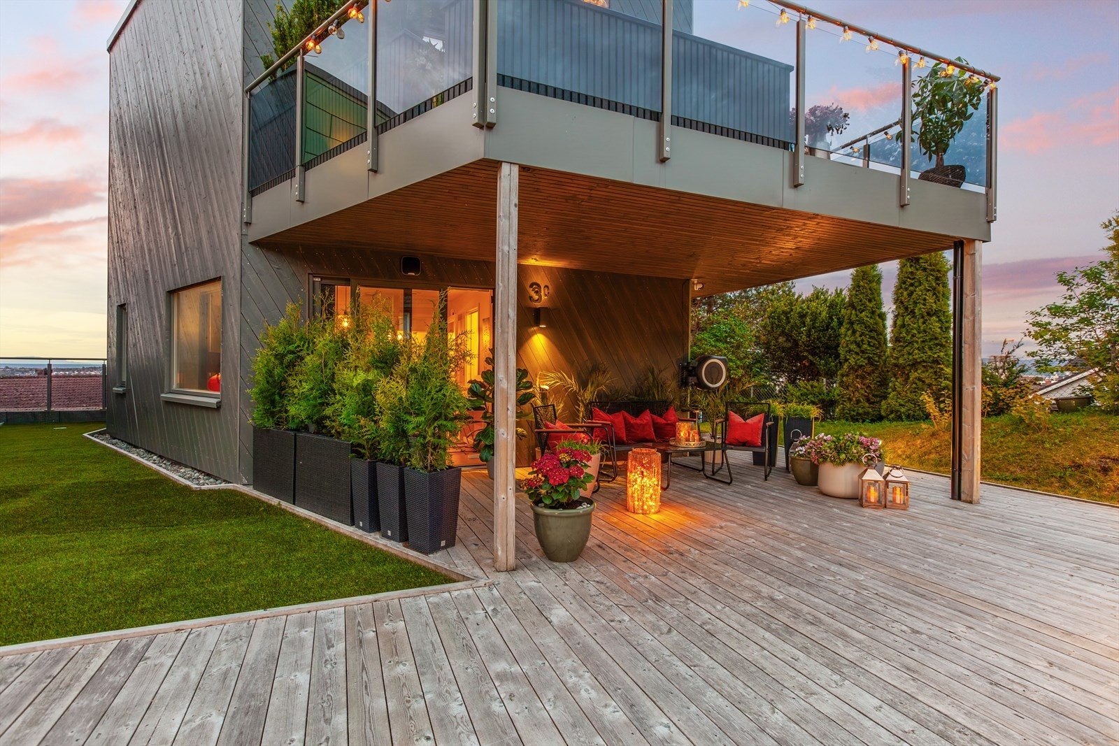 Direkte tilgang til overbygd terrasse på 28.kvm og fellesområder fra stue i 1.etasje og hovedinngang. Her kan sommerkveldene nytes. Galleribilde