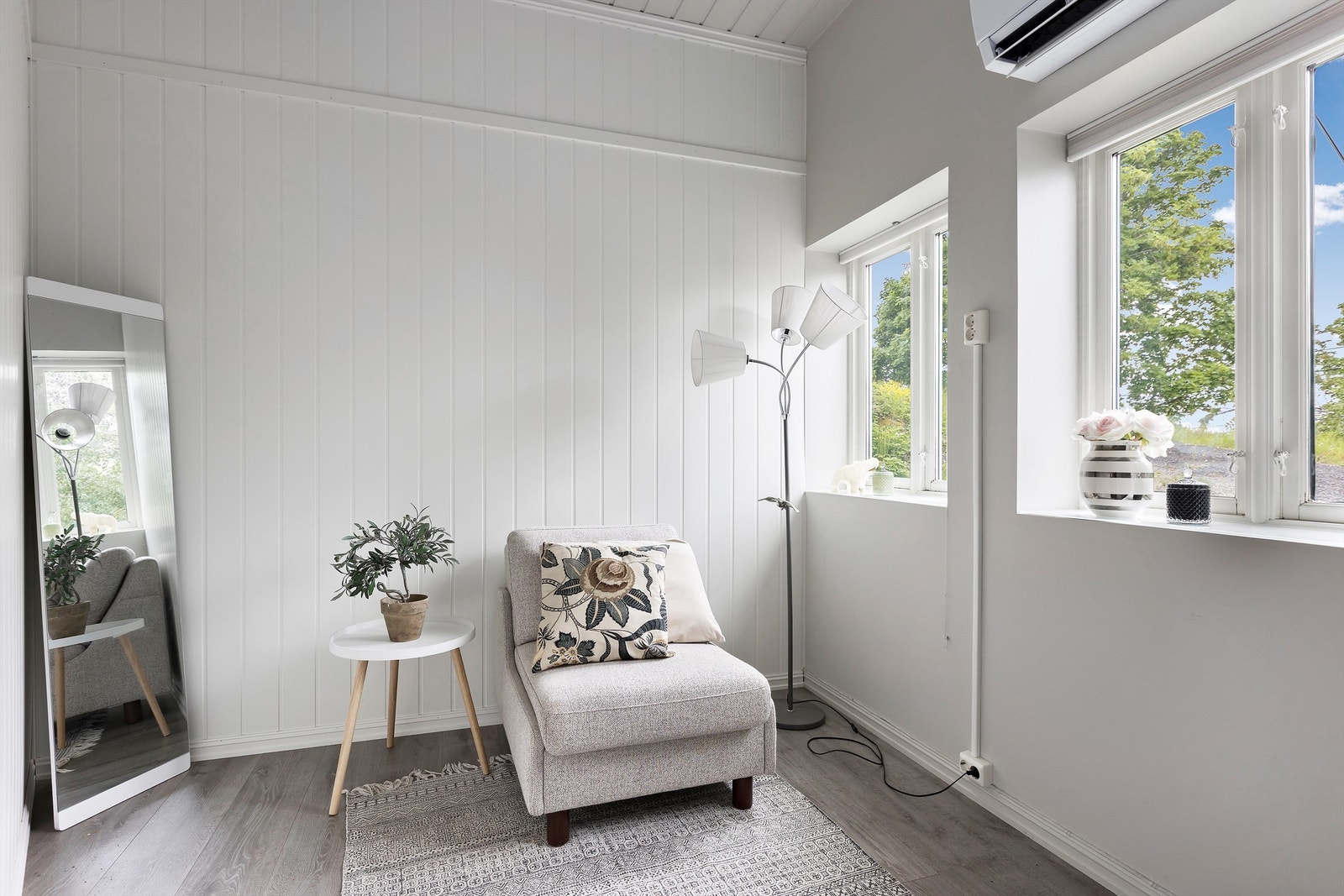 Det ene soverommet har varmepumpe for øyeblikket. Denne vil bli flyttet inn i stue/kjøkkenrommet. Galleribilde