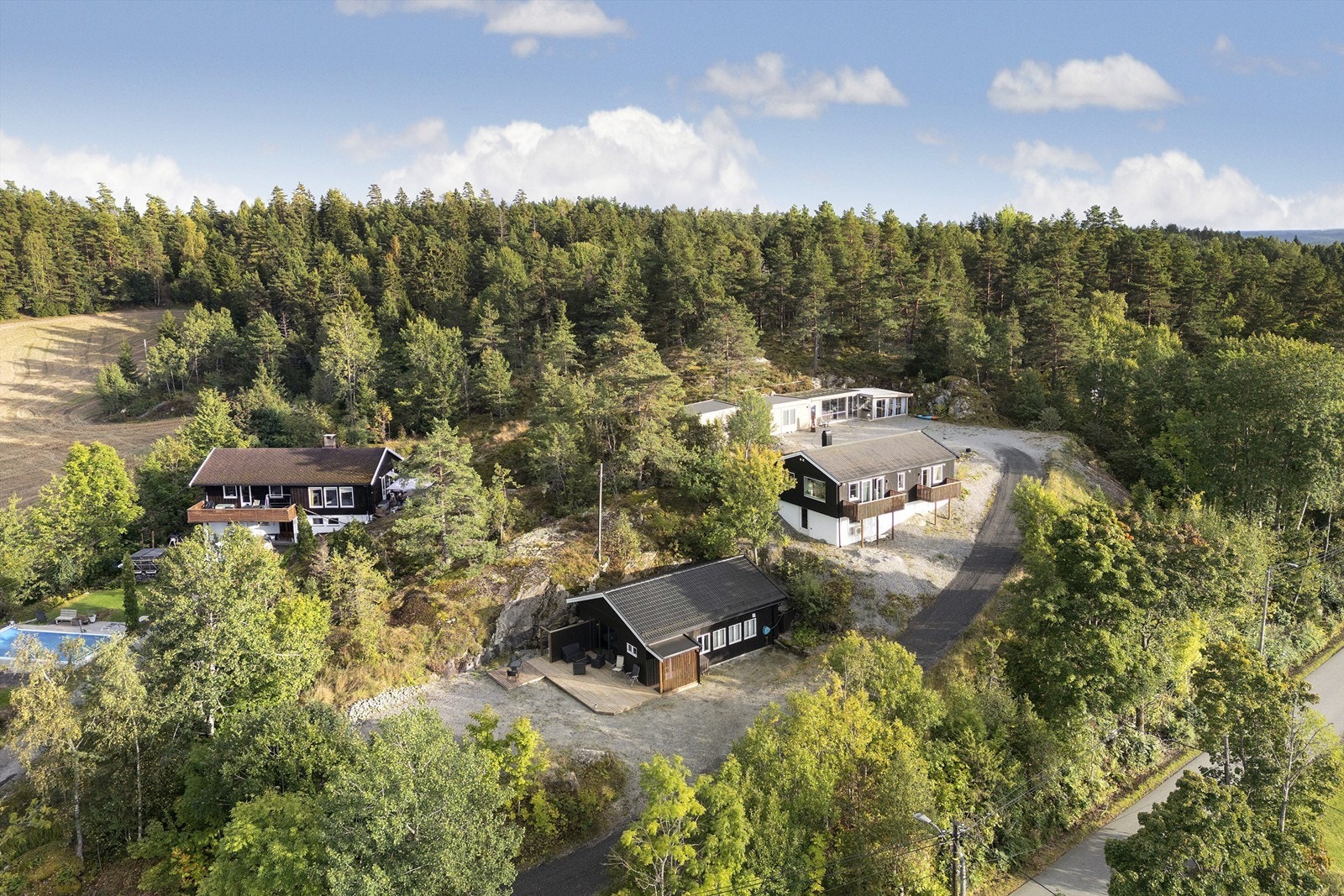 Stor, flott felleseiet naturtomt på 3.616 kvm. Et fantastisk sted med god boltreplass. Galleribilde