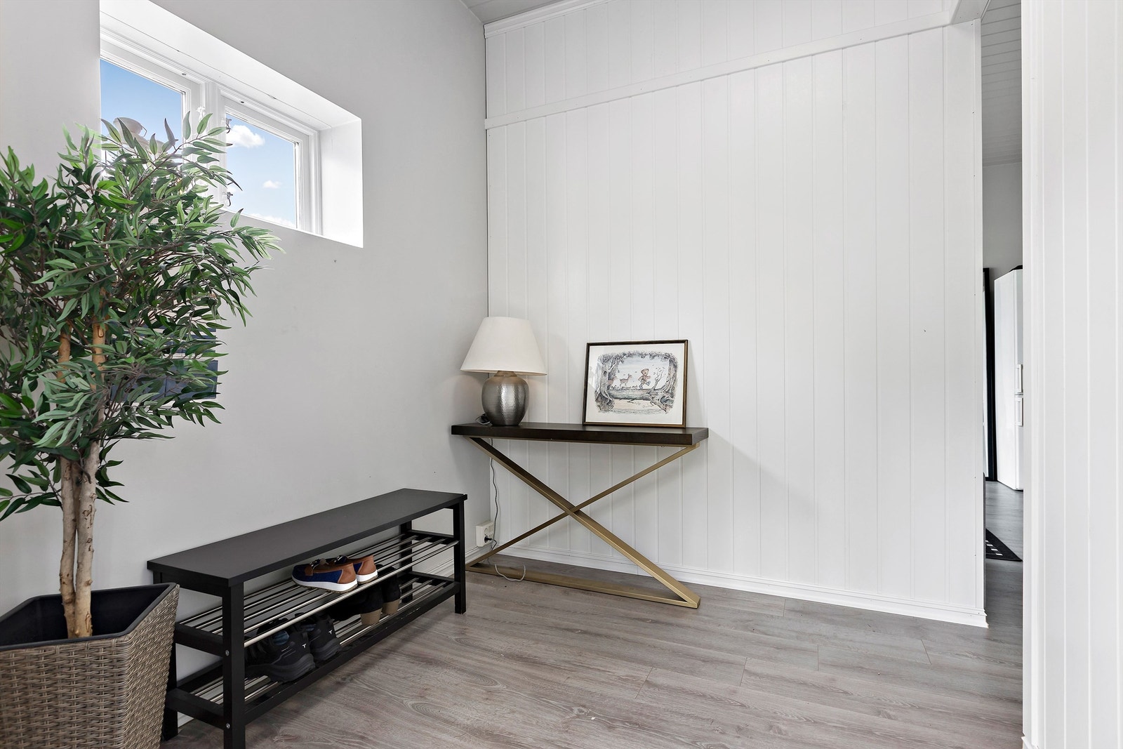 Man kommer inn i en lys og romslig entré med knaggrekker og plass til skohylle. Galleribilde