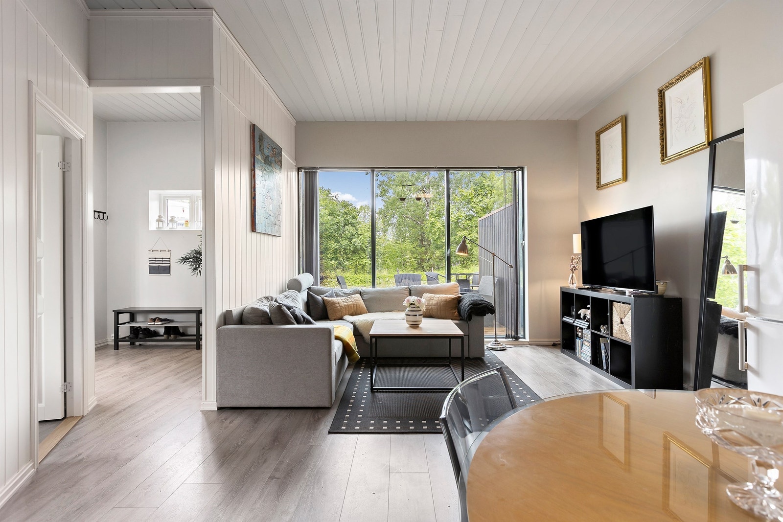 Romslig stue med plass til sofa, bord, TV og tilhørende møblement. Galleribilde