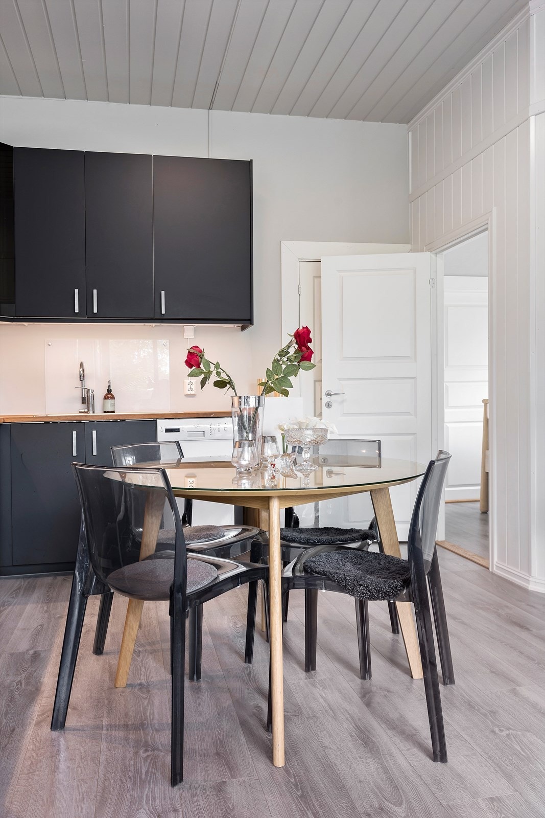 Ikea kjøkkeninnredning fra 2005 med slette fronter og heltre benkeplate. Galleribilde