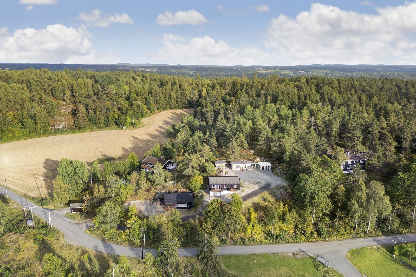 Fra eiendommen det kun 5 minutter i bil før du er ute på E6. Det er bussholdeplass kun 300 meter fra eiendommen. Herfra går det buss til Fagerstrand, Nesoddtangen, Ski, Oslo, Vinterbro, Ås og Drøbak. Galleribilde