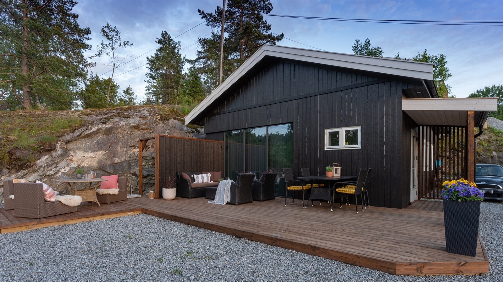 Fra stuen er det utgang til en hyggelig markterrasse på ca. 38 kvm. Galleribilde