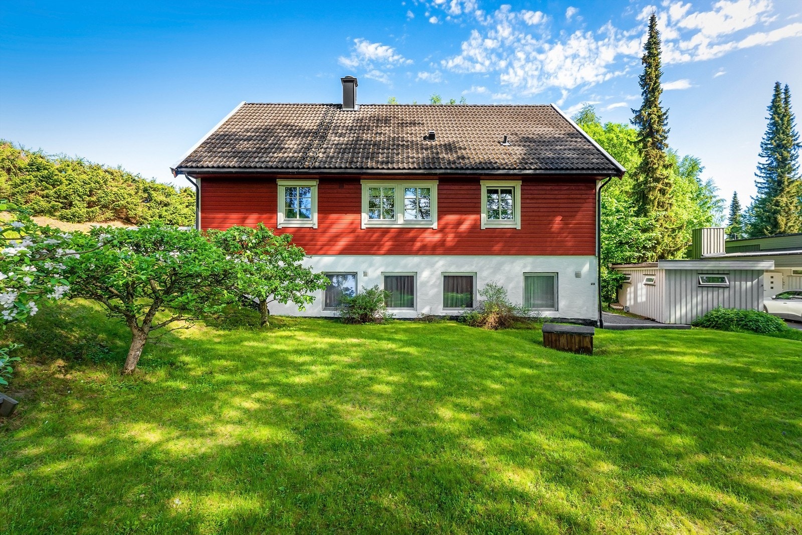 Eiendommen har flott hage over 2 nivåer Galleribilde