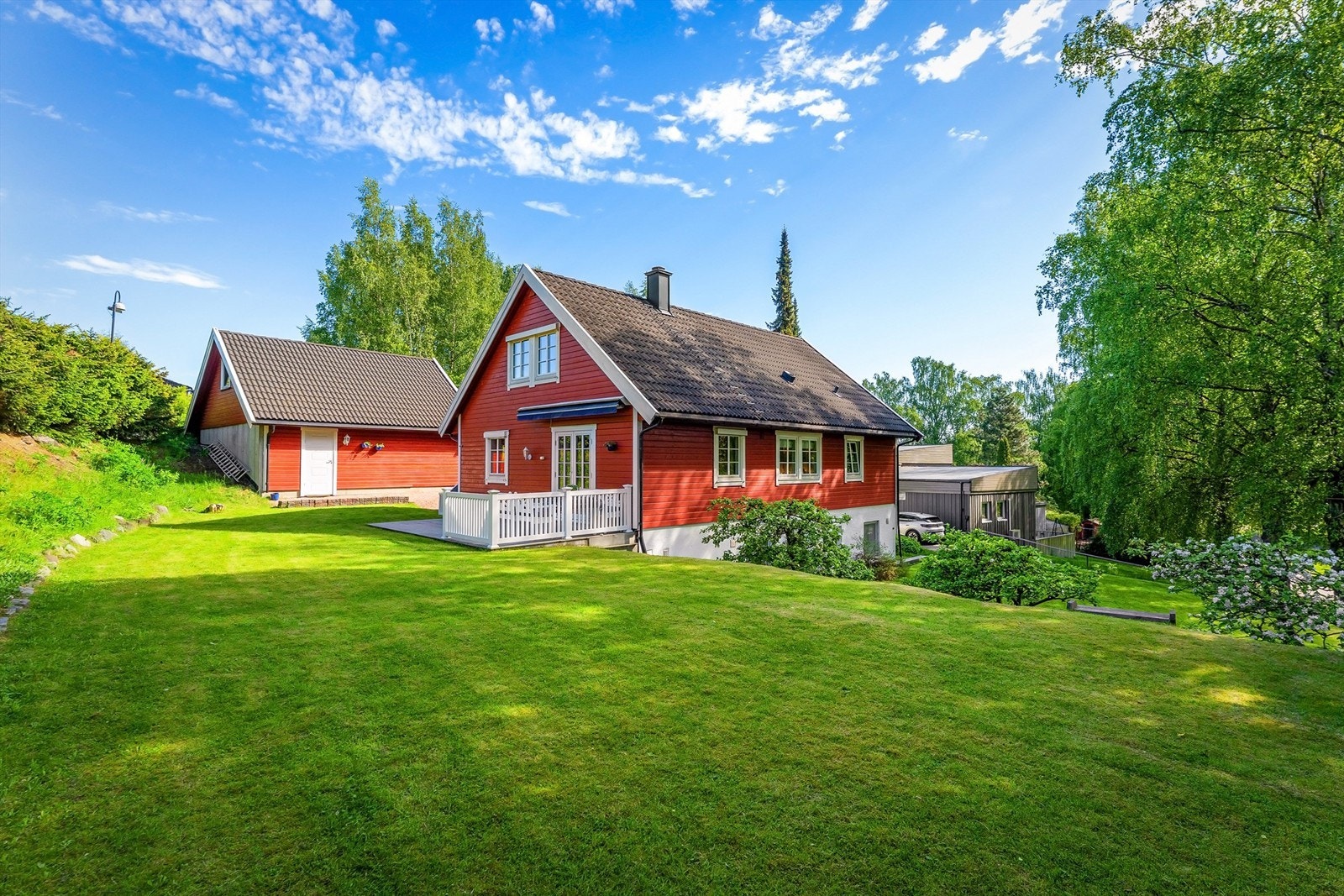 Velkommen til Tobias Kupfers vei 6 - presentert av eiendomsmegler Fredrik Nordstrøm, v/ Krogsveen. Foto: Zovenfra. Boligen ligger tilbaketrukket, landlig og svært barnevennlig til i rolige omgivelser i på Emma Hjorth like utenfor Sandvika Galleribilde